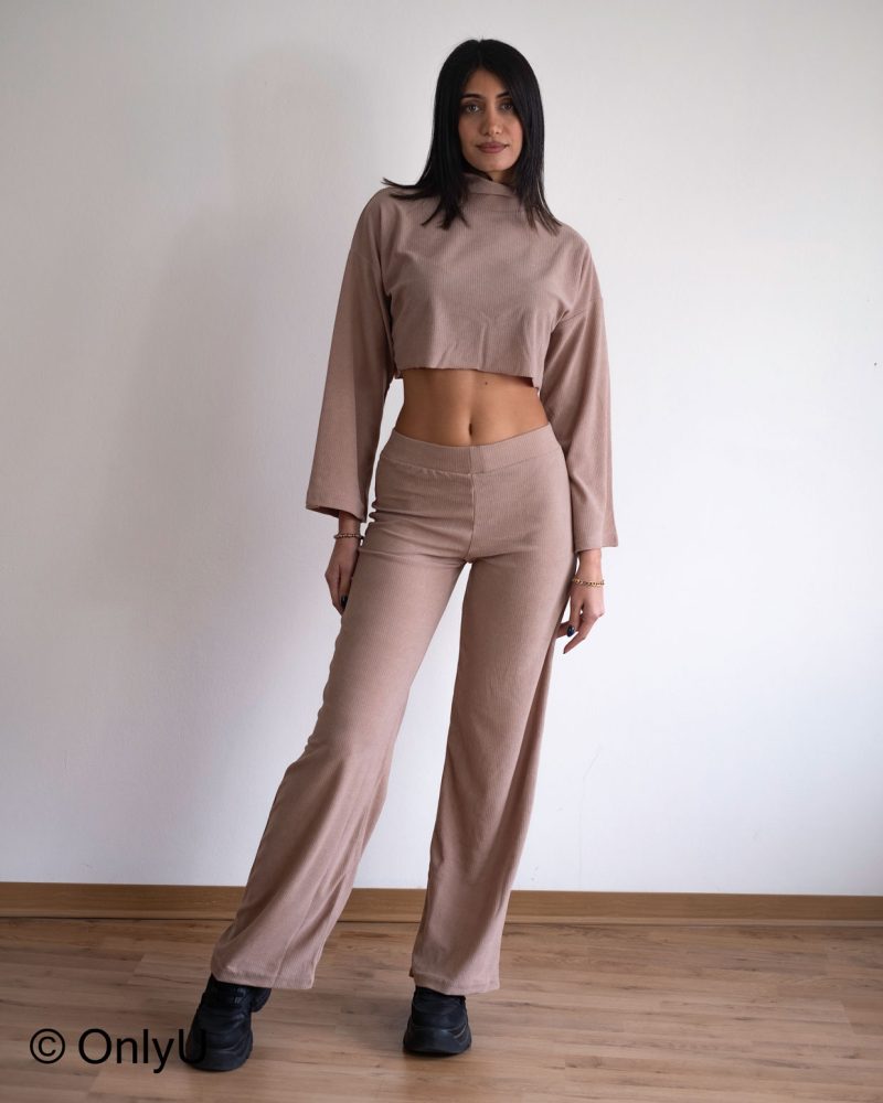 "Anna Set" is set of short top with neckline and long sleeves and trousers elastic long in casual line.