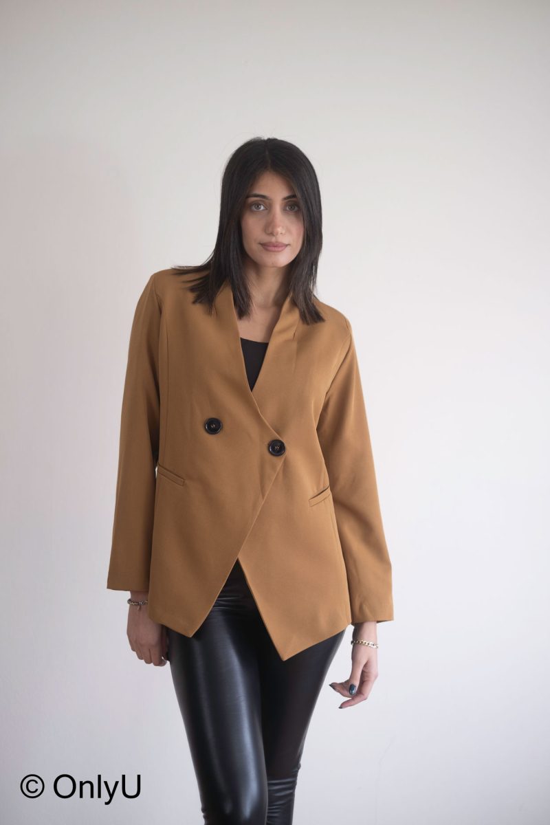 Klelia Jacket in solid fabric regular line with crossed buttons.