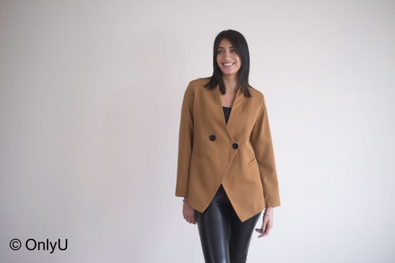 Klelia Jacket in solid fabric regular line with crossed buttons.