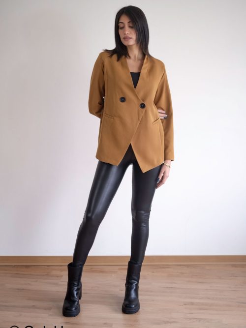 Klelia Jacket in solid fabric regular line with crossed buttons.