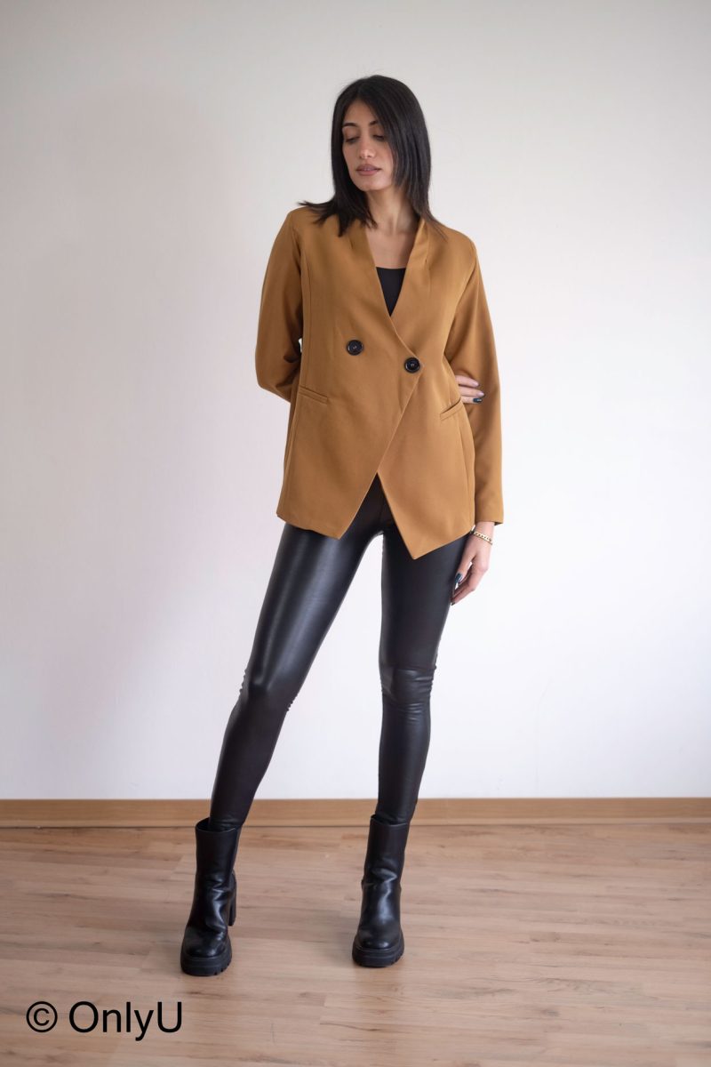 Klelia Jacket in solid fabric regular line with crossed buttons.