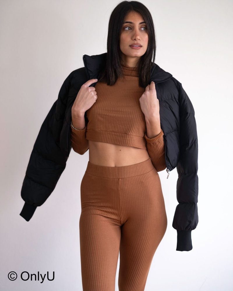 "Ria Set". Set of short top with neckline and long sleeves and elastic long trousers.