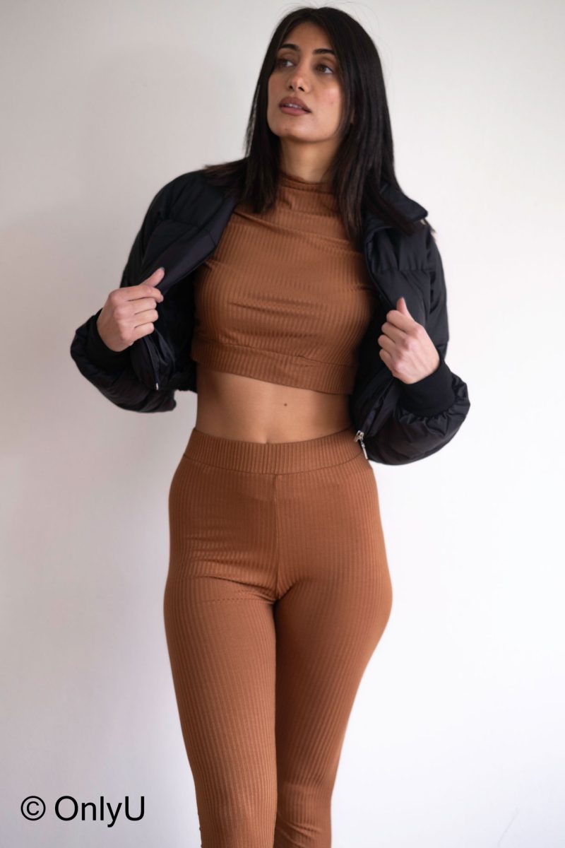 "Ria Set". Set of short top with neckline and long sleeves and elastic long trousers.