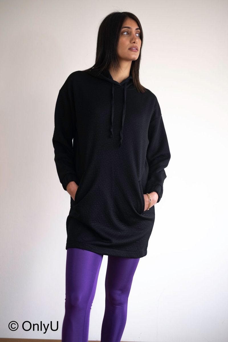 Sofi sport dress with hood made of elastic fabric with long sleeves.